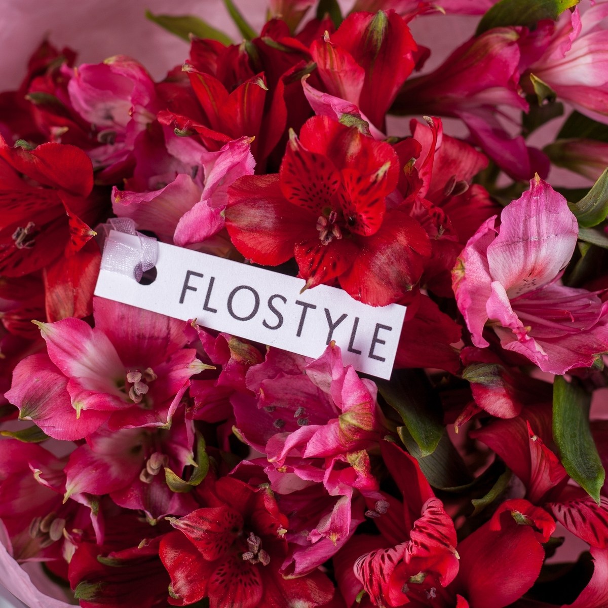 yarkij buket alstromerij 8